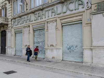 La parte centrale pi� ampia, una volta �liberata� dalle sovrastrutture, potr� anche rivelare le sue grandi vetrate e la sinuosa scritta con il nome del teatro...